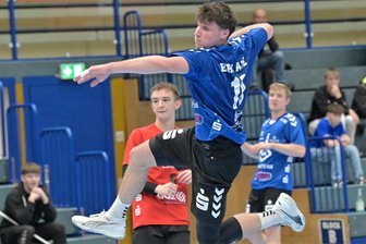 Keine Glanzleistung im Hinrunden-Finale: Warum der Trainer des Auer Juniorteams die Kirche trotzdem im Dorf lässt - Pendelt zwischen der 2. Bundesliga mit dem EHV Aue und der Sachsenliga mit dem Juniorteam: Kreisläufer Torben Lange spult in diesen Wochen ein straffes Handball-Pensum ab.