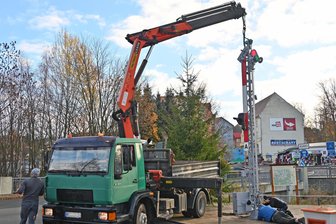 Keine Gleise, aber: Grenzbrücke im Erzgebirge erhält Bahnsignal - Ein Eisenbahnsignal am Grenzübergang in Bärenstein erinnert an die Grenzverbindung zu Vejprty.