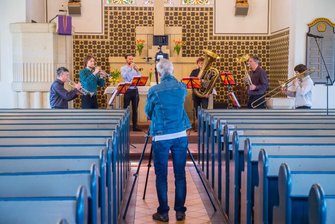 Jörg Vogel hat vor Ostern an insgesamt zwei Tagen ehrenamtlich einen 45-minütigen Gottesdienst in der Kirche in Adorf/Erzgebirge aufgenommen. Der Videoclip wird zum Ostersonntag auf YouTube hochgeladen. 