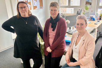 Keine Heizung, kein Essen, kein Geld: Hilfsangebot im Erzgebirge verhindert Tragödie - Maria Seidel (l.) und Sabrina Fabritzek (r.) sind dankbar für externe Helfer wie Grit Johne.