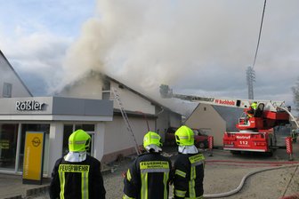 Keine Hinweise auf Brandstiftung nach Feuer in Autohaus -