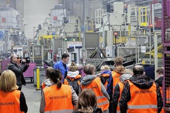 Keine Jobs für Weicheier: Stippvisite in der Gießerei Frohnau - Ausbildungsleiter Ronny Arnold führte am Montag eine der drei Besuchergruppen unter anderem durch die neue Gießereihalle. Die war vor fünf Jahren für rund 6,6 Millionen Euro neu entstanden. 