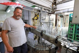Keine Kirschen und Pflaumen: Obstsaft wird in der Region Freiberg Mangelware - Olaf Reichelt, Inhaber von Eichhorns Fruchtsäfte & Fruchtweine in Niederbobritzsch, an der Abfüllanlage seines Unternehmens.