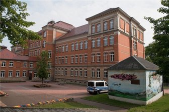Keine konkrete Gefährdungslage mehr - Schulbetrieb in Auerbach geht am Montag weiter - Ein einsamer Polizeiwagen auf verlassenem Schulhof. Das Areal des Goethe-Gymnasiums wurde in den letzten Tagen überwacht.