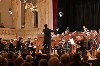 Keine Konzerte mehr im Ballhaus, keine Theaterbälle: Theater Plauen-Zwickau legt Sparprogramm vor - Mit Sinfoniekonzerten in der Zwickauer Neuen Welt könnte es zur nächsten Spielzeit vorbei sein. Das Theater Plauen-Zwickau plant, im Zuge von Sparmaßnahmen die Konzerte der Clara-Schumann-Sinfoniker ins Gewandhaus zu holen.