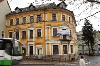 Keine Lösung für Zschopauer Problemhäuser in Sicht -
<p class="artikelinhalt">Das Stadtcafé steht wieder zum Verkauf.</p>