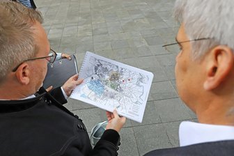 Keine Landesgartenschau in Freiberg: Bedauern in der Silberstadt über Entscheidung der Landesregierung - Sven Krüger (l.) zeigte im Oktober Jörg Müller von Berneck vom Umweltministerium die Planungen für die Landesgartenschau in Freiberg. So gut sie auch waren, den Zuschlag erhielt ein anderer Bewerber.