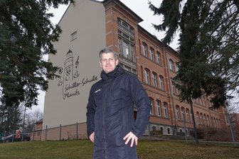 Keine leichte Entscheidung: Mit Mitte 40 Neuanfang als Lehrer gewagt - Vor seinem Arbeitsplatz: Lehrer Jörg Hempel vor der Schillerschule in Oberplanitz.