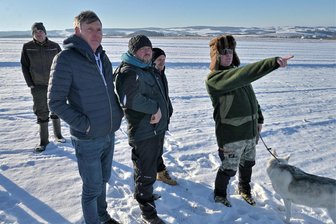 Keine leichte Entscheidung: Solar-Projekt im Wildenfelser Ortsteil Härtensdorf - Bei der Vor-Ort-Begehung (vorn v. l.) Stadtrat Frank Kramer, Eigentümer Marcus Roder und der Wildenfelser Bürgermeister Tino Kögler.