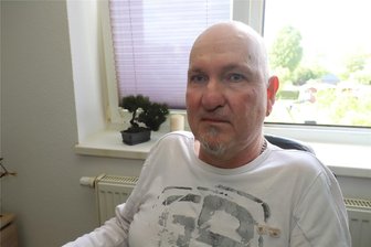 Keine Lösung in Sicht: Freiberger Rollstuhlfahrer sitzt weiter in Wohnung fest - Nach wie vor sitzt André Steinbach in seiner Wohnung in Freiberg fest.