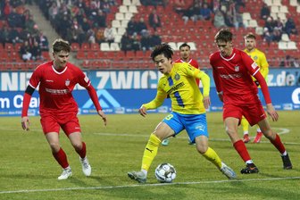 Keine Luftschlösser beim FSV Zwickau: Wie der Verein den Verzicht auf einen Lizenzantrag für die 3. Liga erklärt - Kilian Senkbeil (links) und Lukas Eixler (rechts) haben mit dem FSV Zwickau am Freitag Min-gi Kang (Mitte) und Regionalliga-Spitzenreiter Lok Leipzig die zweite Saisonniederlage beigebracht.