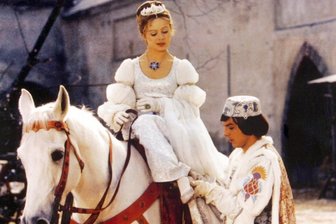 Keine Lust auf Aschenbrödel - Der Prinz (Pavel Travnicek) passt Aschenbrödel (Libuse Safrankova) im Film "Drei Haselnüsse für Aschenbrödel" den verlorenen Schuh an (undatierte Filmszene).