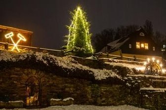 Keine Mettenschicht - aber Schachtausbau geht weiter - Das Gelände am Besucherbergwerk Lampertusschacht ist weihnachtlich geschmückt.