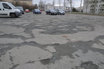 Keine neue Oberfläche für Parkplatz in Zwickau-Neuplanitz - Der Parkplatz an der Marchlewskistraße ist in einem schlechten Zustand.