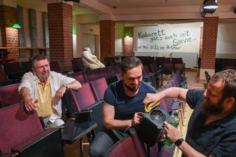 Keine Panik auf der Bühne - Gerd und Paul Ulbricht stehen nun gemeinsam auf der Bühne. Hier feilen sie mit Kollege Martin Berke (v. l.) an der Lichttechnik im Kabarett.