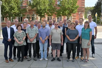 „Keine Parteipolitik“: Oelsnitzer Bürgermeister ruft zur Sachlichkeit auf - Vordere Reihe: Thomas Lein (Bürgermeister, SPD), Kerstin Selbmann (FW), Thomas Matthes (AfD), Willy Wagner (Die Linke), Michael Kestel (CDU), Tanja Kretschmer (FW), Roswitha Brock (CDU). Mittlere Reihe: Wolfgang Prautzsch (FW), Denise Schröter (SPD), Anja Demmler (CDU), Frank Czyba (FW), Frank Plobner (SPD), Annelie Uhlig (AfD), Benjamin Trinks (SPD). Hintere Reihe: Frank Scheibner (CDU), Friedrich Hahn (FW), Gunter Epperlein (CDU), Kay Hertel (SPD), Klaus Schirmer (AfD), Mike Ingerfeld (AfD), Kevin Köhler (AfD). Es fehlen: Susann Prautzsch-Bonesky (FW) und Paul Wolfgang Zock (AfD).