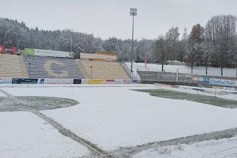 Keine Platzkommission und die Frage nach Ausweichplätzen: So ist das Prozedere für Spielabsagen in der Fußball-Regional- und Oberliga - Wenn der Winter kommt, ist Fußballspielen oft unmöglich. Im Bild: Das Stadion des VFC Plauen vor einer Spielabsage gegen Magdeburg II aus dem Dezember Jahr 2023.