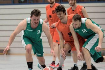 Keine Präzision im Derby - Die Dittersbacher Carlo Dietmar Rost (l.) und Sven Krutzsch (r.) müssen mit ihrem Team weiter auf ein Erfolgserlebnis warten.