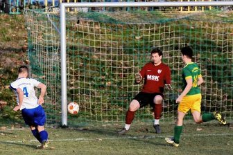 Keine Punkte für Chemnitzer Teams - Maurice Lange (links) von Tabellenführer Reichenbach erzielte in dieser Szene das 2:0 beim TSV Germania. Der Chemnitzer Keeper Nico Gellner kann den Treffer nicht verhindern, auch Felix Suft kommt zu spät. 