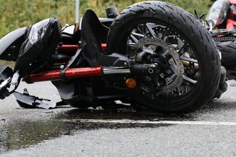 Keine Rettung für Motorradfahrer nach Unfall in Chemnitz - Nach einem Unfall am Freitagmittag auf der Neefestraße in Chemnitz ist ein Motorradfahrer gestorben.
