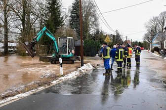 Keine schöne Bescherung: Hochwasser am Heiligabend rund um Freiberg - In Langhennersdorf haben Anwohner und Feuerwehr am 24. Dezember gemeinsam gegen Überflutungen gekämpft. Am Sonntagmorgen war in dem Ortsteil der Gemeinde Oberschöna der Perzbach über die Ufer getreten. Es kam zu Überschwemmungen auf der gesamten Dorflänge, einige Keller liefen voll.