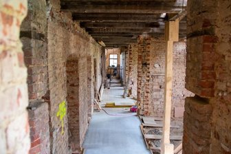 Keine Schrauben für Hoheneck: Materialnot auf der Großbaustelle - Auf die alten Balken kommt eine neue Betondecke: Für Stabilität sorgt eine spezielle Schraube.