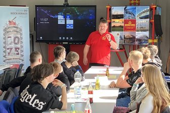Keine Schule: Warum 3000 Schüler diese Woche in Mittelsachsen unterwegs sind - Dirk Eckart präsentiert Schülern das Handwerk.