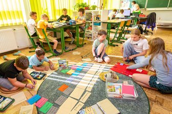 Keine Schulklassen, keine Notenzeugnisse: An dieser Grundschule im Erzgebirge läuft einiges anders - In der evangelischen Grundschule Lippersdorf wird auch der Klassenzimmerboden in den Unterricht einbezogen.