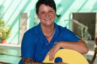 Keine Sommerschließzeit im Hallenbad - Isabell Kühne, Fachangestellte für Bäderbetriebe aus dem Sonnenbad Schwarzenberg, freut sich, dass es wieder losgeht.