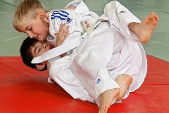 Keine sportlichen Geschenke bei Nikolausturnier - Voller Einsatz: Emilio Lanzendorf vom JSV Werdau (oben) gewann den Kampf gegen Kmar Tibilov vom JC Crimmitschau.