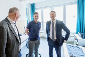 Keine Studentenbude mit Doppelstockbetten: Wie die Studenten der TU Bergakademie Freiberg heute wohnen - Thomas Schmalz, Geschäftsführer des Studentenwerks Freiberg (l.), Student Lukas Felgner und Ministerpräsident Michael Kretschmer.
