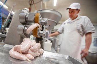 Keine Thüringer – aber trotzdem lecker: Wie Vogtland-Roster ohne Titel überzeugen - Manuel Trommer aus Markneukirchen ist der Roster-Spezialist der Fleischerei Eisenschmidt in Syrau.
