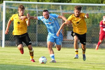 Keine Tore im Testspiel zwischen dem CFC und Dynamo II - Hier versucht CFC-Akteur Artur Mergel, sich gegen zwei Dynamo-Spieler durchzusetzen.