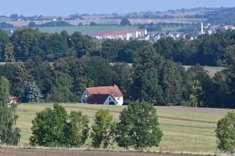 Keine Trinkwasserleitung für Helsdorf - Idyllisch liegt Helsdorf mit Blick auf die Rochsburg (rechts im Bild). Aber eine Trinkwasserleitung fehlt.