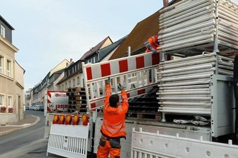 Keine Umleitungen mehr in Zschopau - Freitagvormittag entfernten die Mitarbeiter einer Verkehrssicherheitsfirma in der Nähe des früheren Stadtcafés die Zäune und Sicherheitsbaken, die monatelang auf der Lange Straße gestanden hatten.