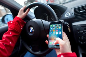 Keine Verkehrstoten, weniger Verletzte in Werdauer Region: „Bei Gurtpflicht und Handynutzung sehen wir trotzdem weiter große Defizite“ - Handy-Ablenkung: Im ersten Halbjahr wurden 188 Verstöße festgestellt.