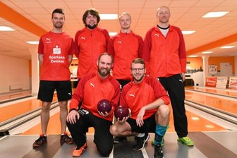 Keine Verstärkungen: Vizemeister Zwickau dämpft die Erwartungen - Als Vizemeister der Saison 2021/22 hatten Michael Ziegert, Daniel Grafe, Florian Forster, Torsten Scholle (hinten von links) sowie Lars Pansa und Patrick Hirsch (vorn von links) im Frühjahr gut lachen. Nun ist die Frage, was für den TSV 90 Zwickau im neuen Spieljahr in etwas anderer Besetzung in der 2. Bundesliga möglich ist.