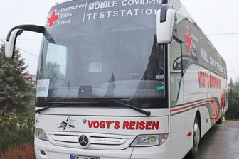 Keine weiten Wege mehr: Testbus hält vor der Haustür - Die mobile Covid-19-Teststation des Unternehmens Vogt's Reisen Hilbersdorf fährt jetzt wochentags die Freiberger Stadt- und Ortsteile an.