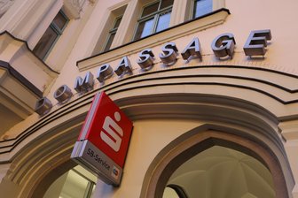 Keine weiteren Schließungen: Sparkasse Zwickau investiert sogar in ihre Filialen – und fängt am Zwickauer Hauptmarkt an - Bleibt in der Innenstadt erhalten, wird moderner und soll eine DHL-Packstation bekommen: Die Sparkassen-Filiale am Hauptmarkt in Zwickau.
