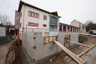 Keine Winterpause am Feuerwehrgerätehaus in Hohenstein-Ernstthal - Bis Ende dieses Jahres soll der Anbau am Gerätehaus der Feuerwehr auf der Oststraße fertig sein.