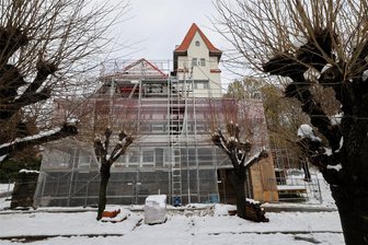 Keine Winterpause bei der Sanierung des Berggasthauses Hohenstein-Ernstthal - In diesem Jahr wurde unter anderem das Dach des Berggasthauses in Hohenstein-Ernstthal erneuert. Seit November wird im Inneren des Traditionshauses gearbeitet. Die Entkernung soll bis Ende Januar abgeschlossen sein.