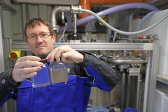 Keine Zauberei: Wie die TU Bergakademie Freiberg aus giftigem Schlamm sauberes Baumaterial macht - Aus Giftbrühe wird beinahe Trinkwasser: Michael Kraft, Chemiker an der TU Bergakademie Freiberg, zeigt, wie der Rote Graben bei Tuttendorf entgiftet werden kann.
