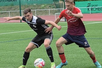 Keine Zeit zum Lockerlassen - Thomas Haase (l.) und seine Stollberger legten gegen die Großwaltersdorfer um Lukas-Daniel Hopfmann los wie die Feuerwehr und führten nach 25 Minuten mit 3:0. Am Ende hieß es 3:1. 