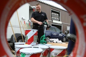 Keine Zuschauer, viel Aufwand: So läuft der Sachsenring-Grand-Prix 2021 - Die Randsteine der Rennstrecke werden Jahr für Jahr neu gestrichen. Dafür hat Logistikchef Marcel Viertel 2,5 Tonnen Farbe geordert. 
