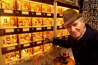 Keinen Bock auf Weihnachtsmarkt: Was sonst noch los ist im Erzgebirge - „Geschnitzte Wunder“ heißt eine Sonderausstellung im Schloss Schwarzenberg, die dem Bermsgrüner Schnitzmeister Harry Schmidt gewidmet ist.