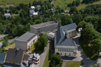 „Keiner hat Interesse an Oberwiesenthal“ – Investor gibt Kurort im Erzgebirge einen Korb - Der Komplex besteht aus einer Turnhalle (l. v.), einer Grundschule sowie der denkmalgeschützten Mittelschule (r.).
