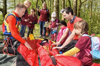 Keiner ist zu klein, um Helfer zu sein - Aktionstag der Zwergen-Sanitäter des DRK: Erik Neubert, links und Dirk Dittrich von der Bergwacht Holzhau demonstrieren den "Mischka"-Kindern Brand-Erbidsdorf einen Vakuumtransportsack.