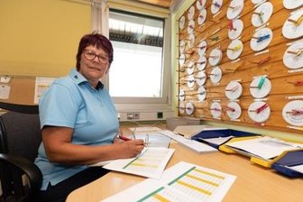 Keiner kann's besser als die Mitarbeiter - Verkehrsmeisterin Heike Burkert koordiniert die Dienstpläne der 74 Fahrer.