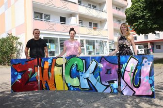 Keiner soll mehr einsam sein: Nico-Treff öffnet in Zwickaus Zentrum - „Lichthaus“-Vereinsgeschäftsführer Fabian Lorenz, Erzieherin Rahel Woogk und Rathausmitarbeiterin Susann Kühn vor dem neuen Nico-Treff, der am Donnerstag öffnen wird.