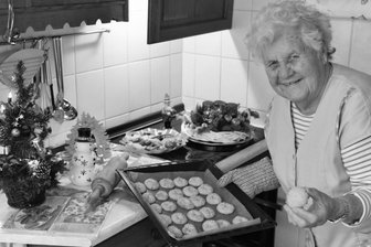 Keks-Omi Charlotte Speer aus Mulda ist verstorben - So kannte man sie: Charlotte Speer 2016 beim Plätzchenbacken. 